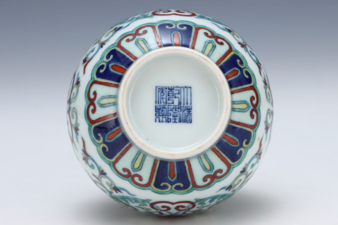 An Exquisite Doucai Lotus Pattern Vase - 8