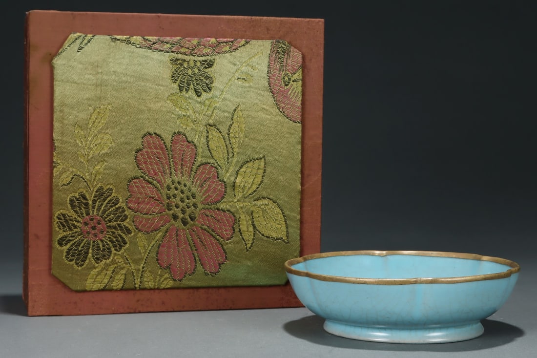 An Exquisite Ru yao Sky Blue Glazed Cover with Gold Plate,with an Imperial Poem by Emperor Qianlong: An Exquisite Ru yao Sky Blue Glazed Cover with Gold Plate,with an Imperial Poem by Emperor Qianlong,Song Dynasty,China,Size:1.9inx6.4in 