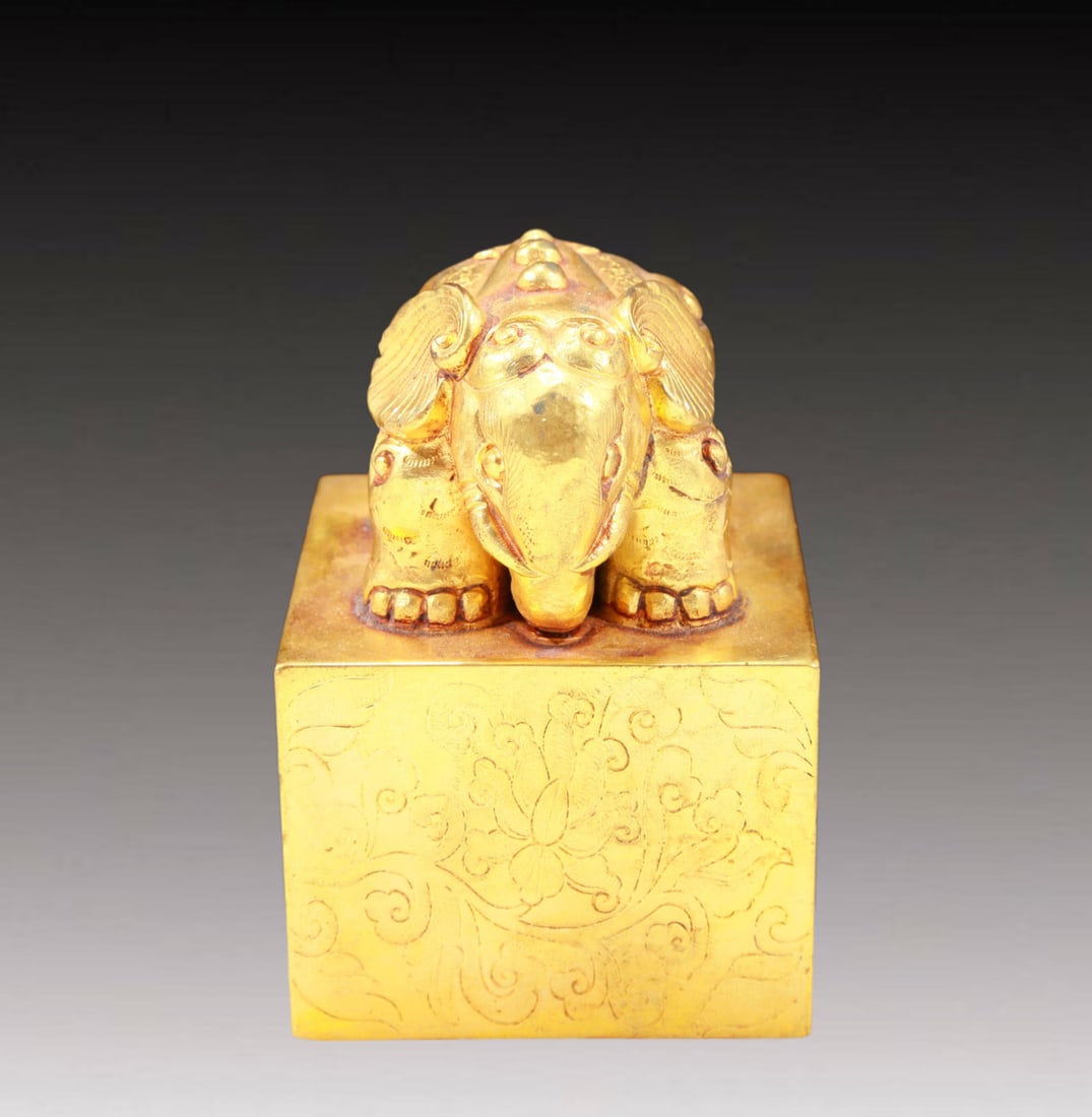 A fine gilt bronze elephant seal: A fine gilt bronze elephant seal, Qing Dynasty, China, dimensions: 7,2inx3.9inx3.9in Weight: 3625g 