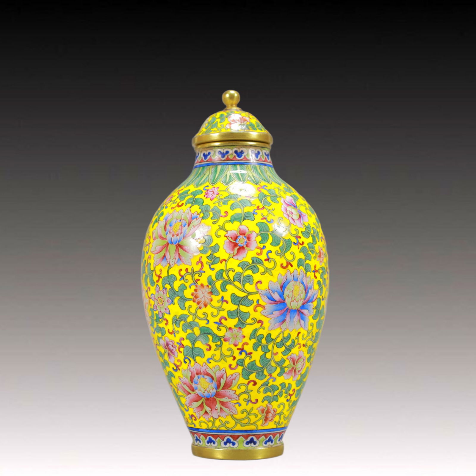 An Exquisite Painted Enamel Lotus Pattern Snuff Bottle - 2