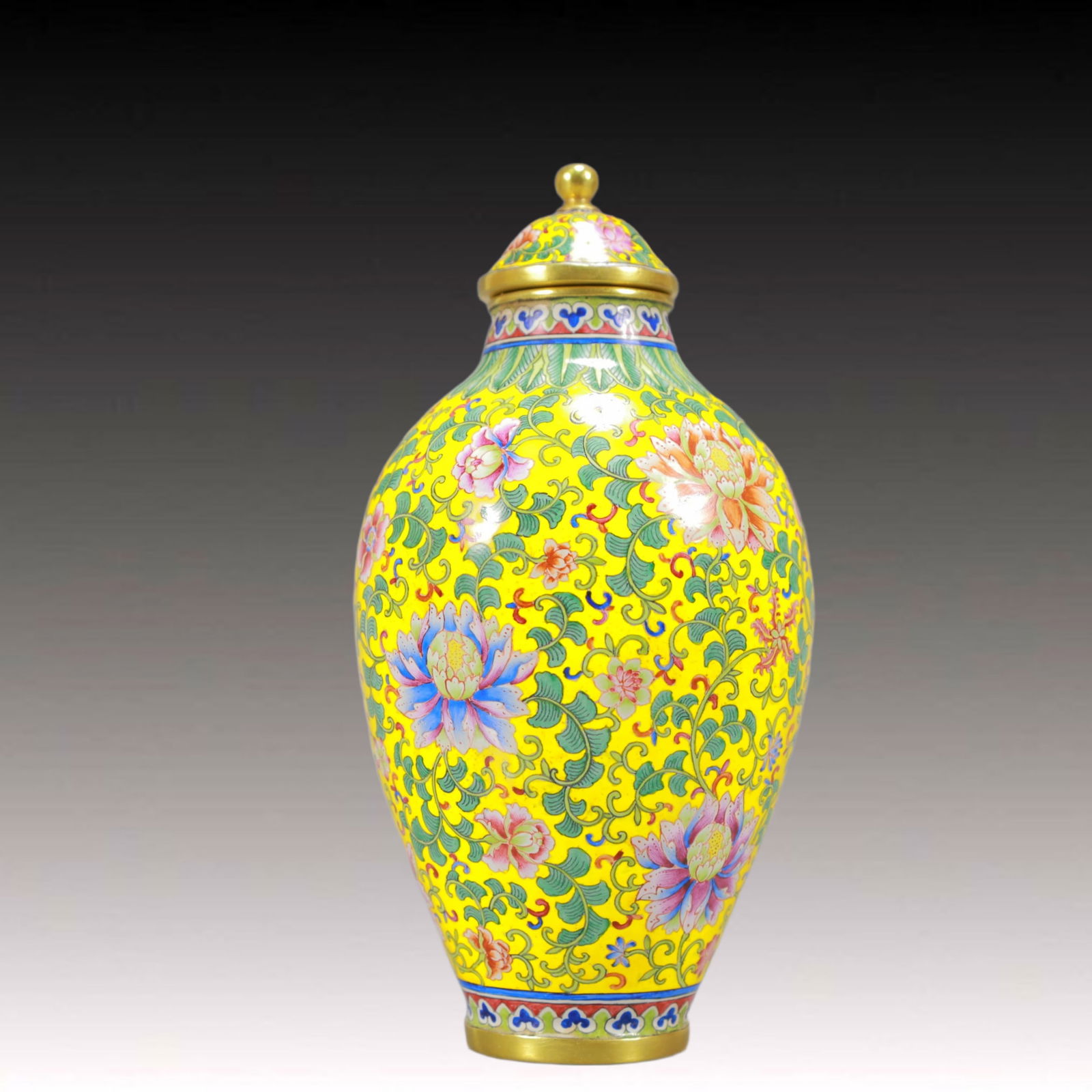 An Exquisite Painted Enamel Lotus Pattern Snuff Bottle - 3