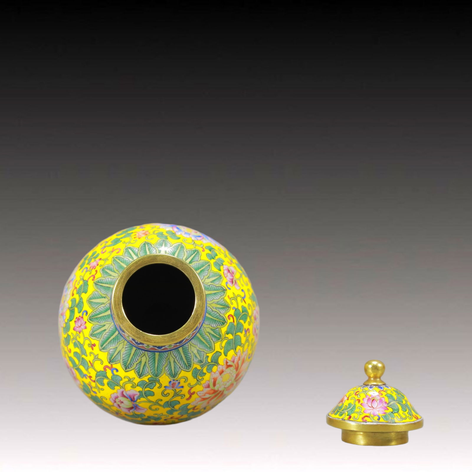 An Exquisite Painted Enamel Lotus Pattern Snuff Bottle - 4