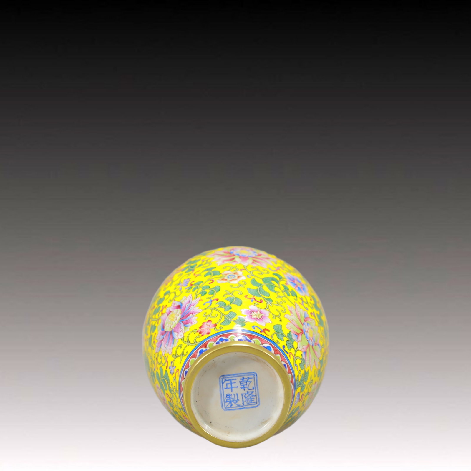 An Exquisite Painted Enamel Lotus Pattern Snuff Bottle - 6