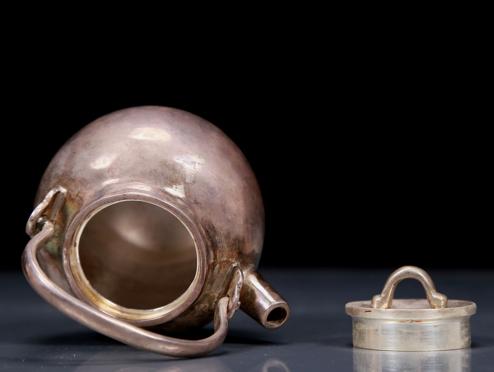 An Exquisite Silver Teapot - 7