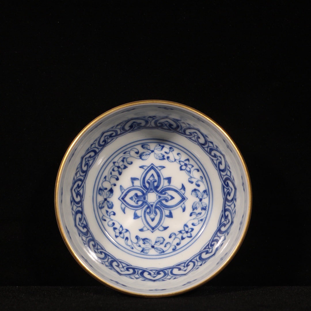 An Exquisite Blue and White Flower Pattern Cup: An Exquisite Blue and White Flower Pattern Cup,Qing Dynasty,China,Yongzheng Four-character Mark,Size:1.9inx3.5in 青花花卉纹杯,中国清代,Ƃ