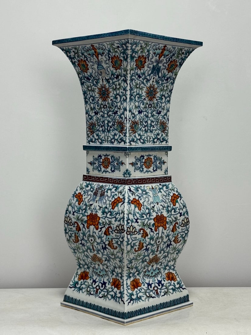 An Exquisite Doucai Lotus Pattern Vase - 2