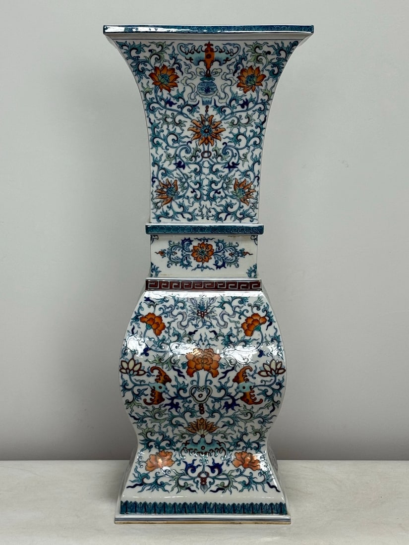 An Exquisite Doucai Lotus Pattern Vase - 4