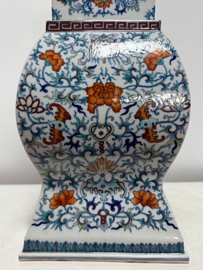An Exquisite Doucai Lotus Pattern Vase - 7