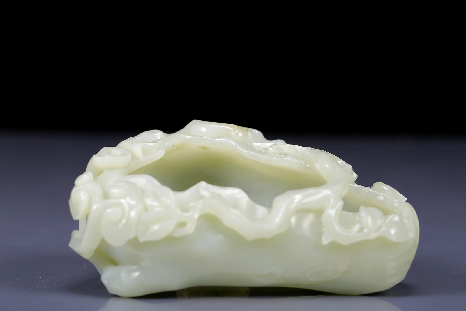 An Exquisite Greenish Jade Ganoderma lucidum Pattern Brush Washer: An Exquisite Greenish Jade Ganoderma lucidum Pattern Brush Washer,Qing Dynasty, China,Size: 4.1inx2.8inx1.2in,Weight:190g 