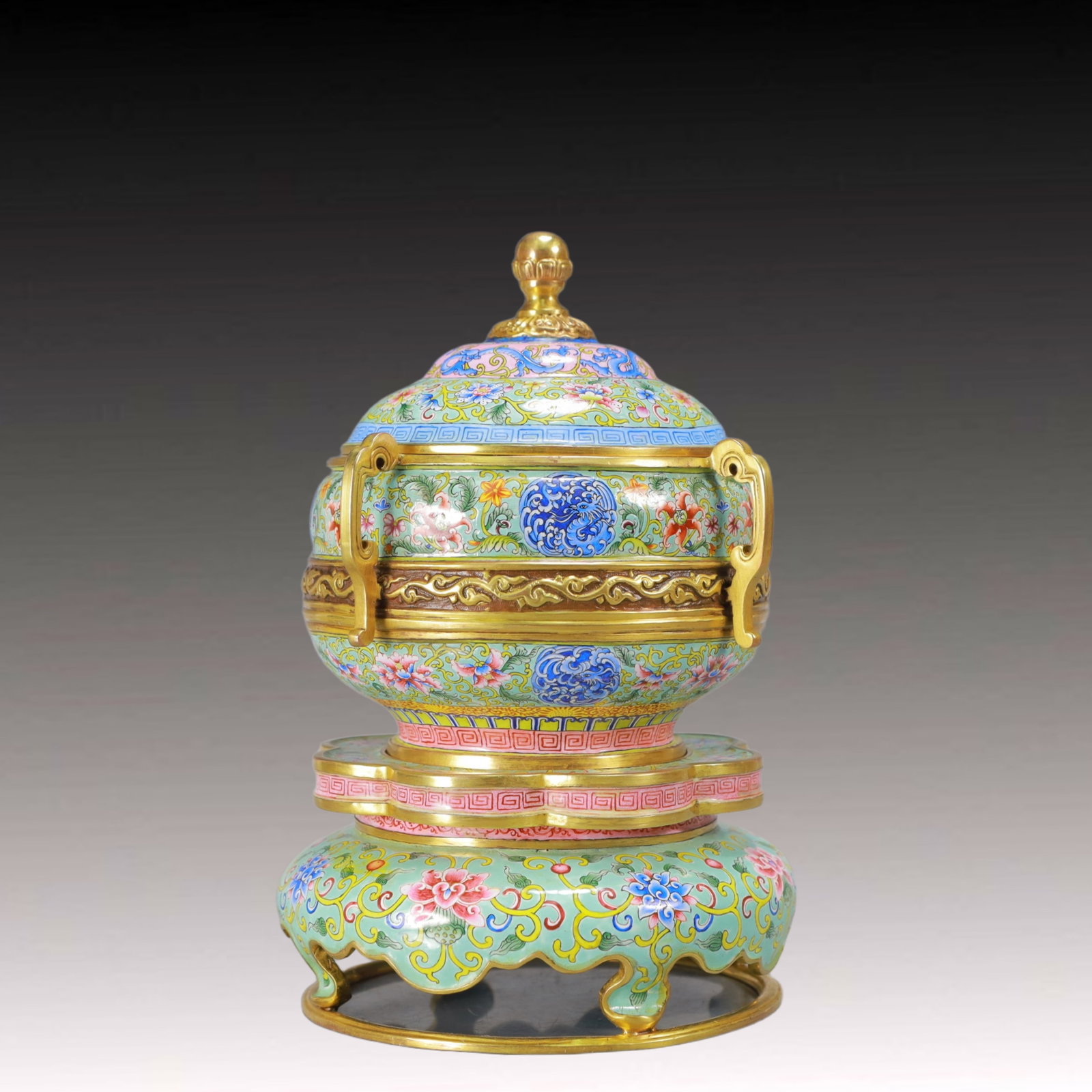 An Exquisite Painted Enamel Flower Pattern Cover Jar: An Exquisite Painted Enamel Flower Pattern Cover Jar,Qing Dynasty, China,Qianlong Four-character Mark,Size:4.7inx7.9in,Weight:1250g 