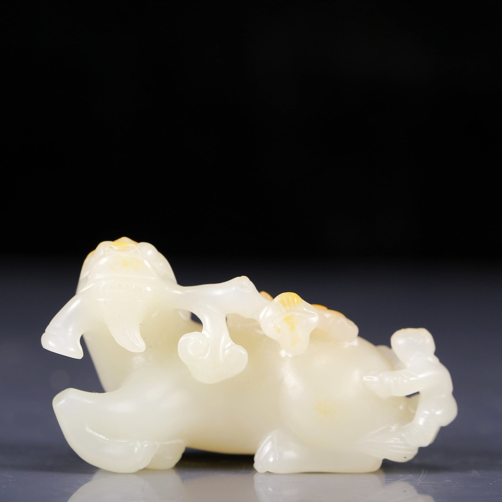 An Exquisite White Jade Auspicious Beast Ornament: An Exquisite White Jade Auspicious Beast Ornament ,Qing Dynasty, China,Size:2.8inx1.2inx1.6in,Weight:75g 白玉瑞兽摆件，清代