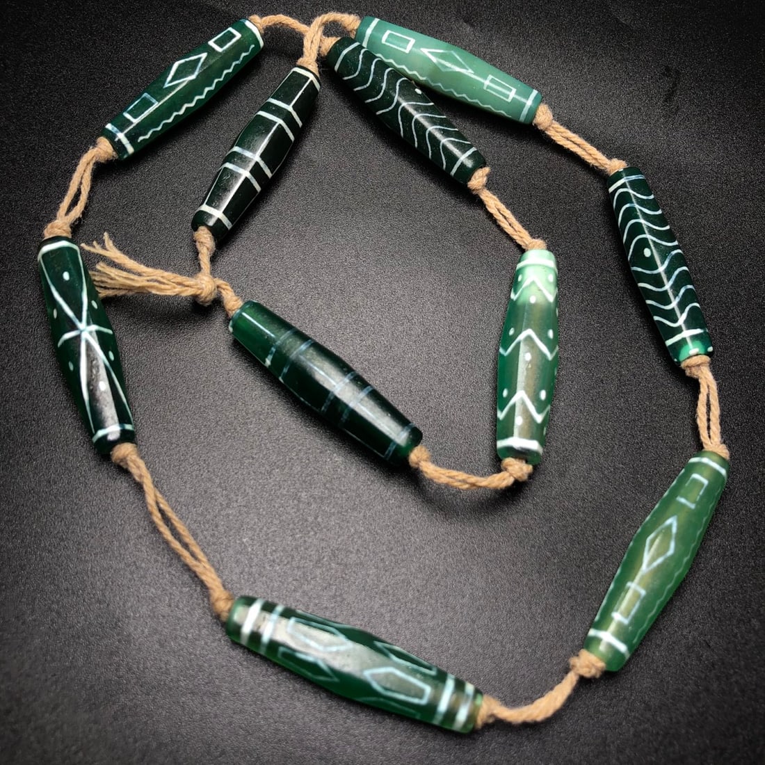 A Precious Dzi Bead Necklace: A Precious Dzi Bead Necklace,Size:1.6inx0.4in*10 天珠项链