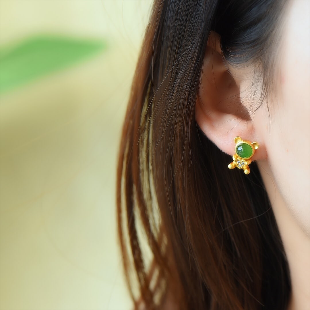 A Pair of Exquisite Sterling Silver-Gold Plated Inlaid Jasper Earrings: A Pair of Exquisite Sterling Silver-Gold Plated Inlaid Jasper Earrings 一对纯银镀金镶碧玉耳环