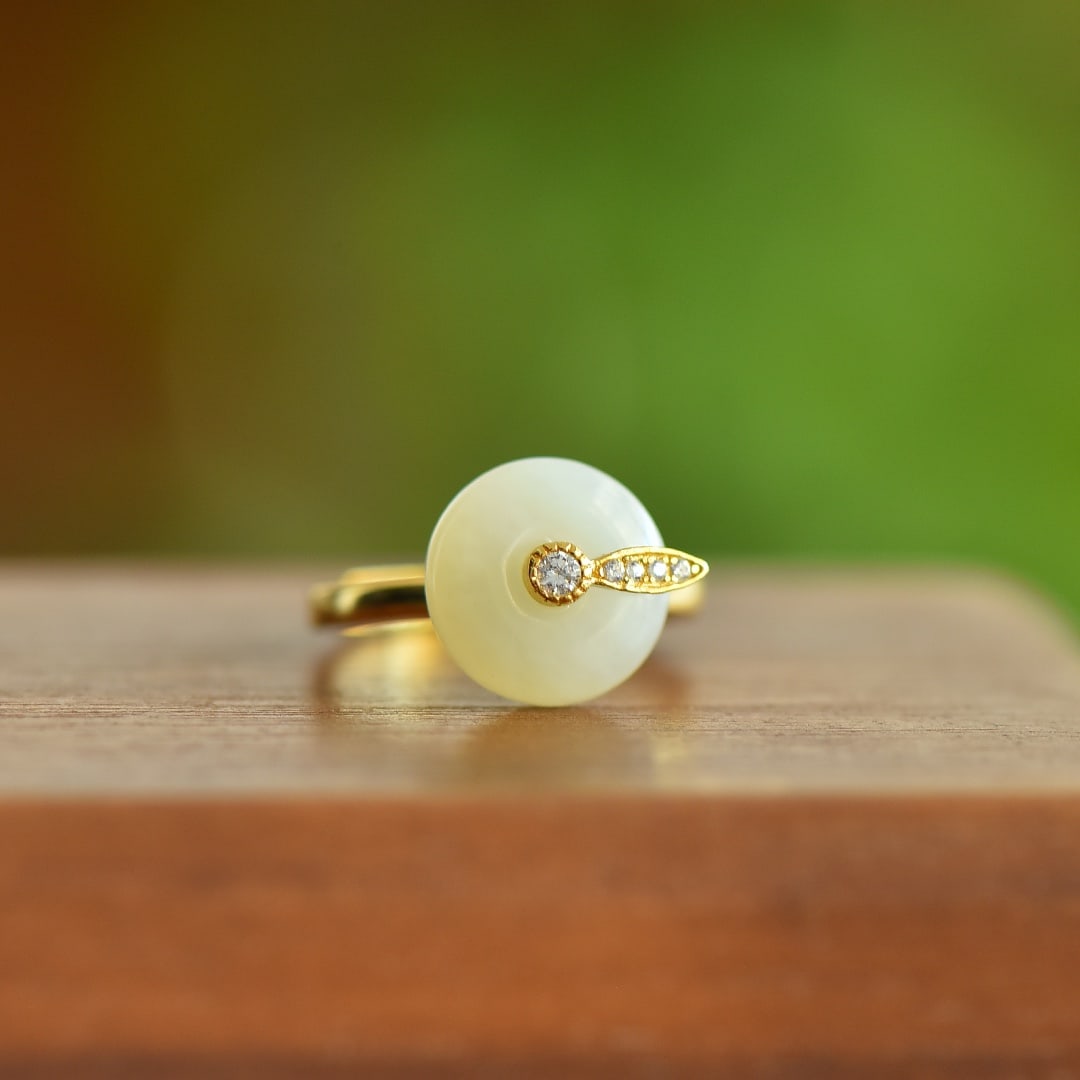 An Exquisite Sterling Silver-Gold Plated Inlaid White Jade Ring: An Exquisite Sterling Silver-Gold Plated Inlaid White Jade Ring,Size:0.5inx0.5in 纯银镀金镶白玉戒指