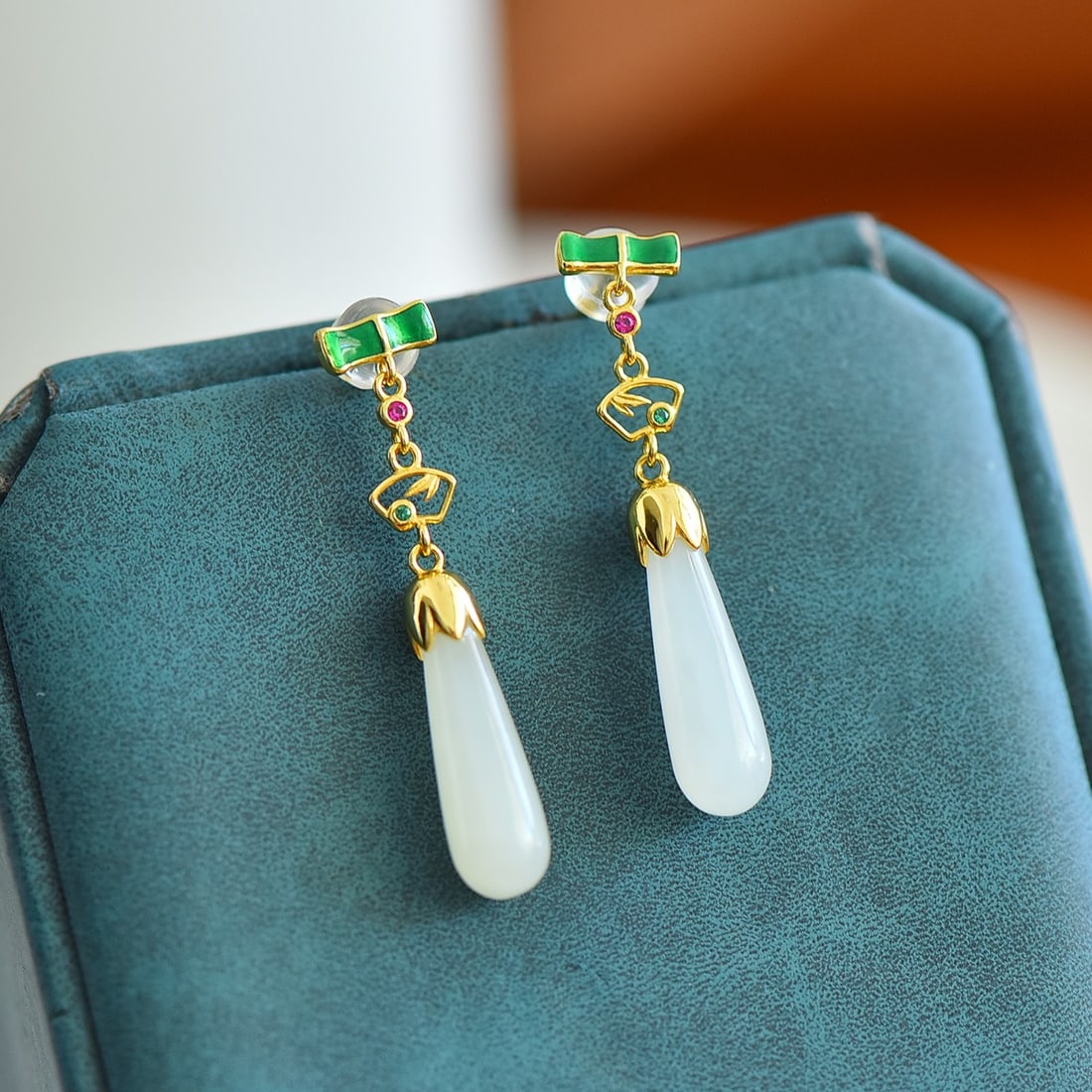 A Pair of Exquisite Sterling Silver-Gold Plated Inlaid White Jade Enamel Earrings: A Pair of Exquisite Sterling Silver-Gold Plated Inlaid White Jade Enamel Earrings,Size:0.2inx0.8in 