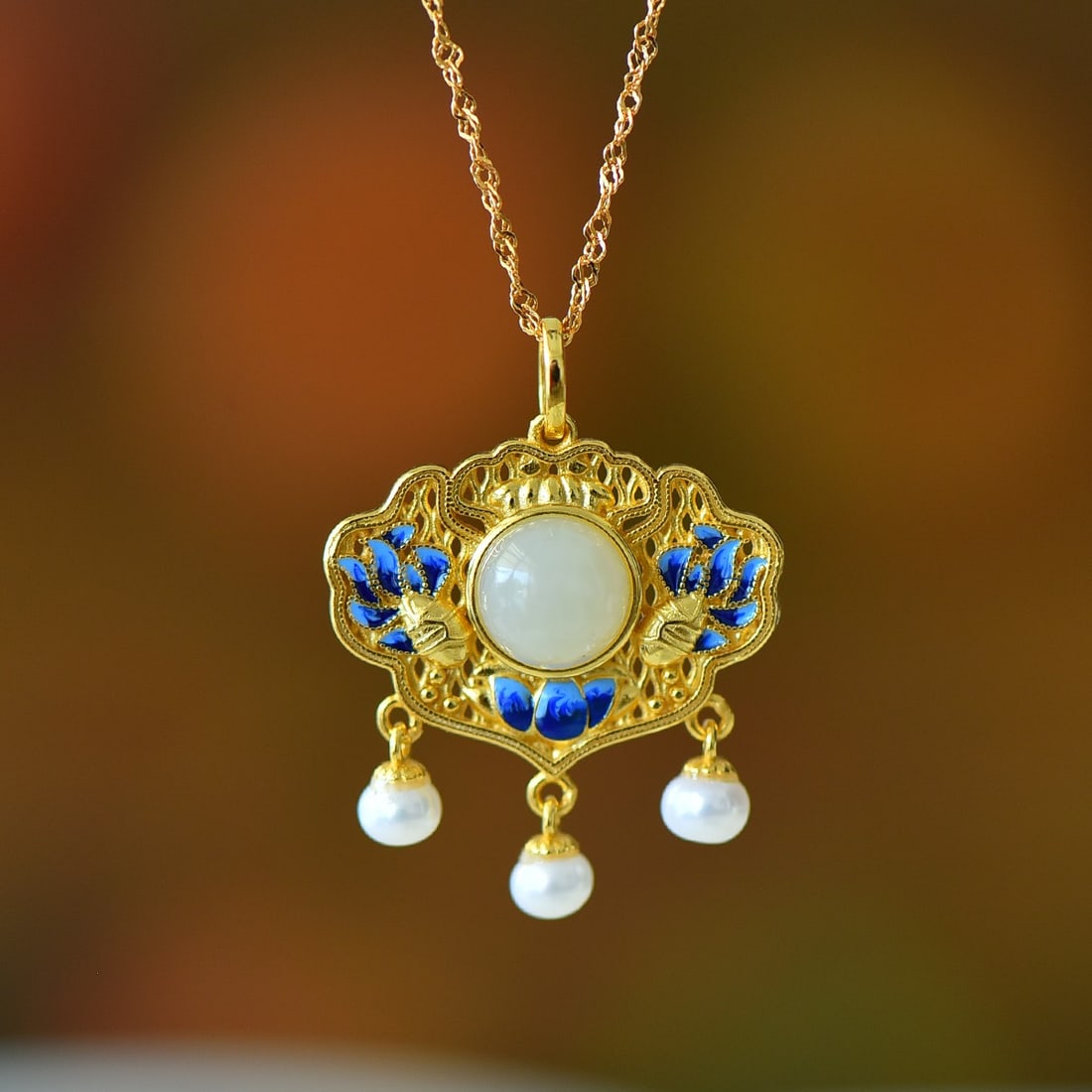 An Exquisite Sterling Silver-Gold Plated Inlaid White Jade Pendant,Inlaid Pearl: An Exquisite Sterling Silver-Gold Plated Inlaid White Jade Pendant,Inlaid Pearl,Size:0.3inx0.3in 纯银镀金镶白玉吊坠,嵌珍珠