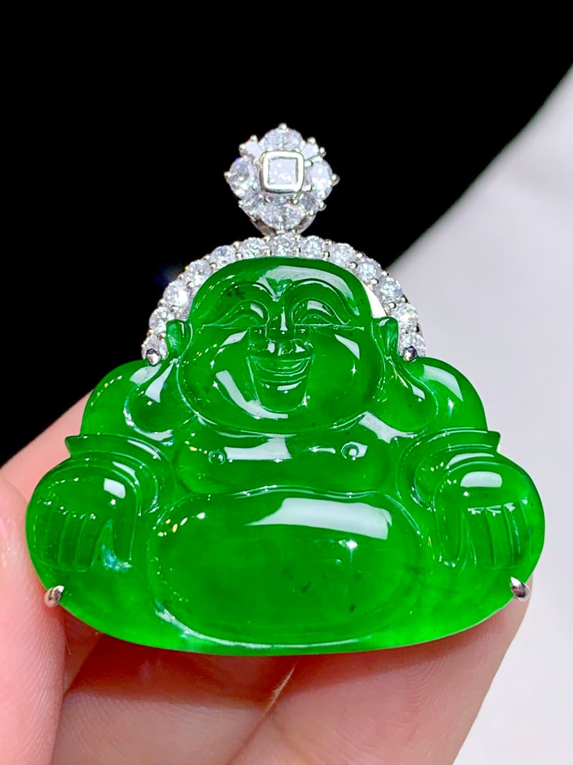 An Exquisite 18k Gold Diamond Inlaid Jadeite Pendant: An Exquisite 18k Gold Diamond Inlaid Jadeite Pendant,Size(Loose Stone):1.3inx1inx0.1in 18k金钻镶嵌翡翠吊坠