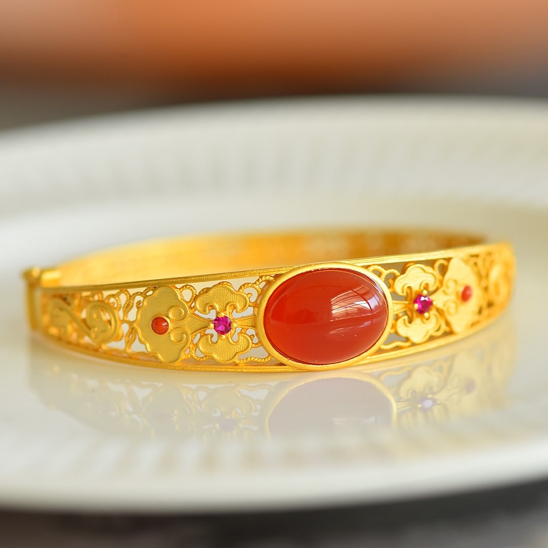 An Exquisite Sterling Silver-Gold Plated Inlaid Agate Bracelets: An Exquisite Sterling Silver-Gold Plated Inlaid Agate Bracelets,Size:0.5inx0.6in 纯银镀金镶玛瑙手镯