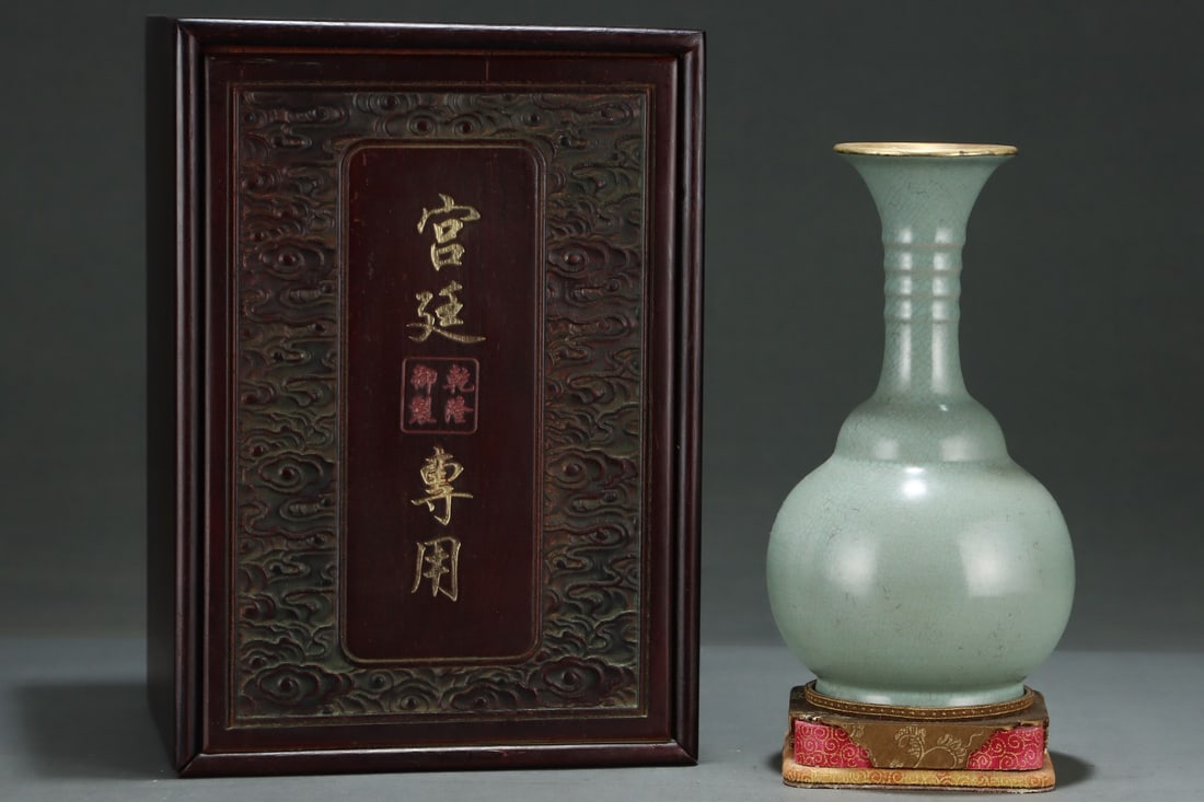 An Exquisite Ru yao Cover with Gold Vase: An Exquisite Ru yao Cover with Gold Vase,Song Dynasty,China,With Mark,Size:10.4inx5.8in 汝窑包金瓶,中国宋代,带款