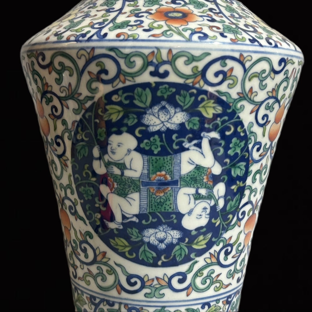An Exquisite Doucai Lotus Pattern Vase - 2