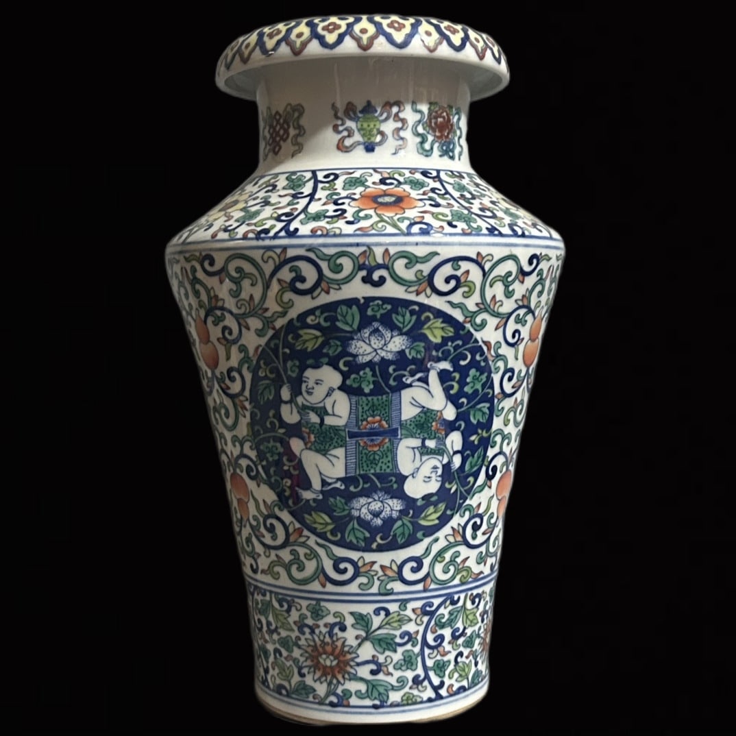 An Exquisite Doucai Lotus Pattern Vase - 3