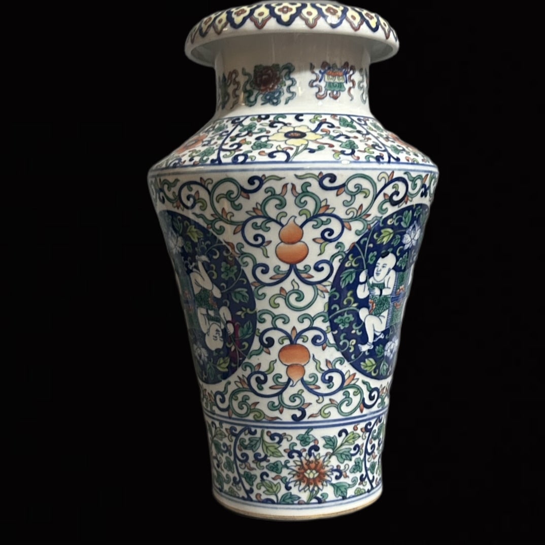 An Exquisite Doucai Lotus Pattern Vase - 4