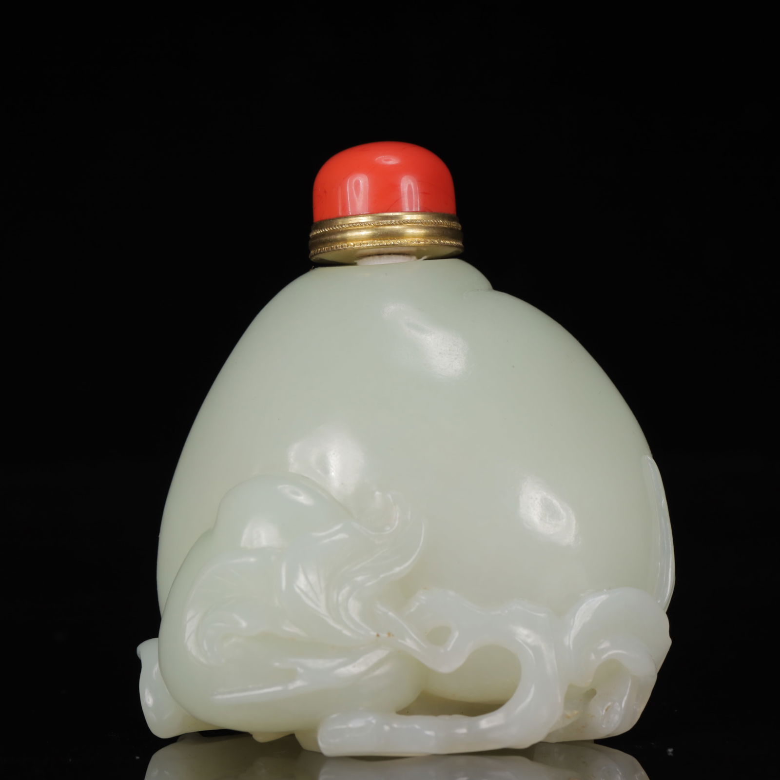 An Exquisite White Jade Peach Pattern Snuff Bottle: An Exquisite White Jade Peach Pattern Snuff Bottle,Qing Dynasty, China,Size:2.8inx2inx3.5in,Weight:223g 白玉桃纹鼻烟壶,中国清代