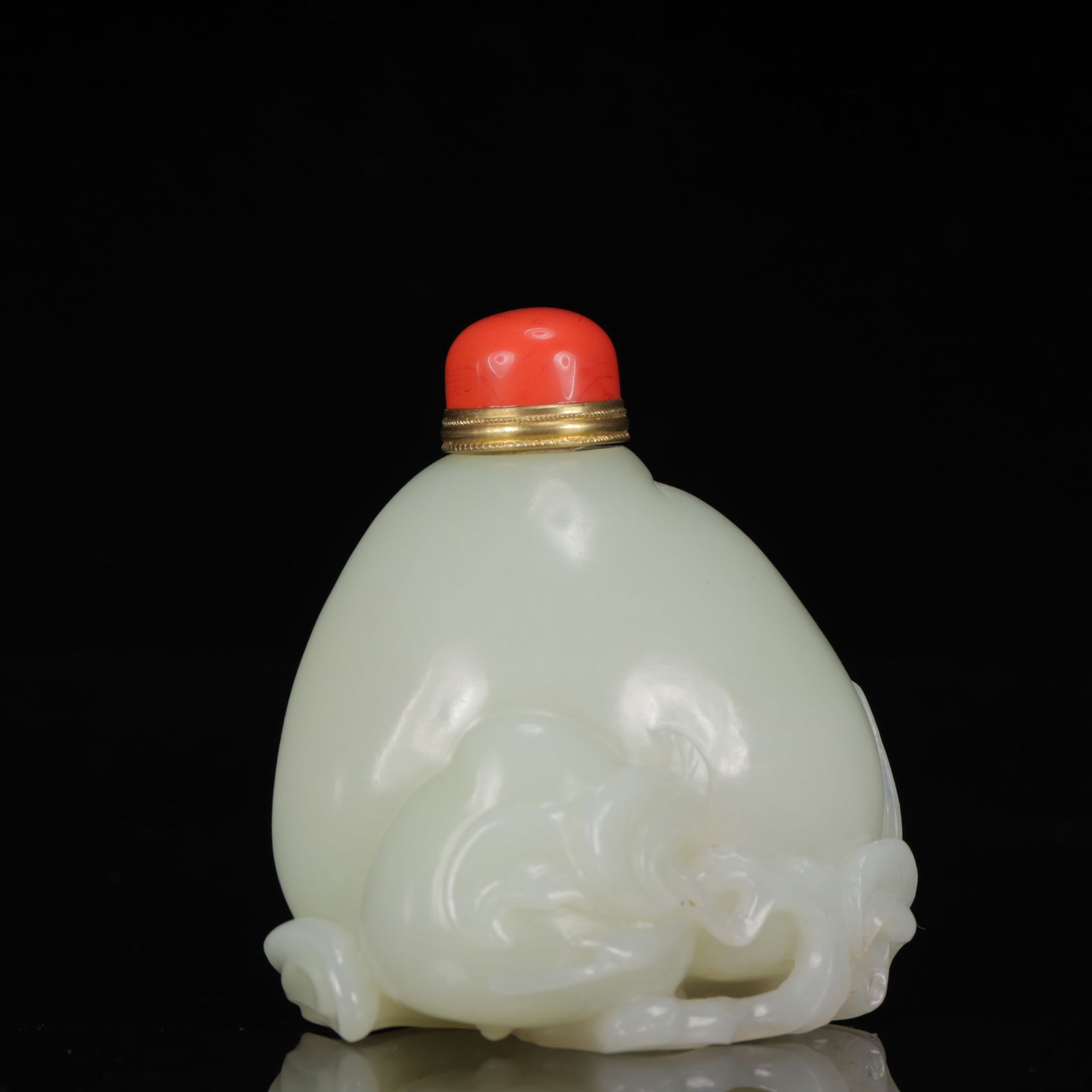 An Exquisite White Jade Peach Pattern Snuff Bottle - 3