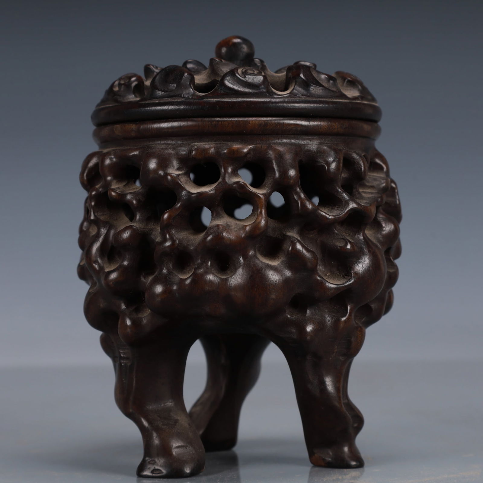 An Exquisite Zitanwood Censer: An Exquisite Zitanwood Censer,Qing Dynasty, China,Size:3.9inx3.9inx5.1in,Weight:450g 紫檀木香炉,中国清代
