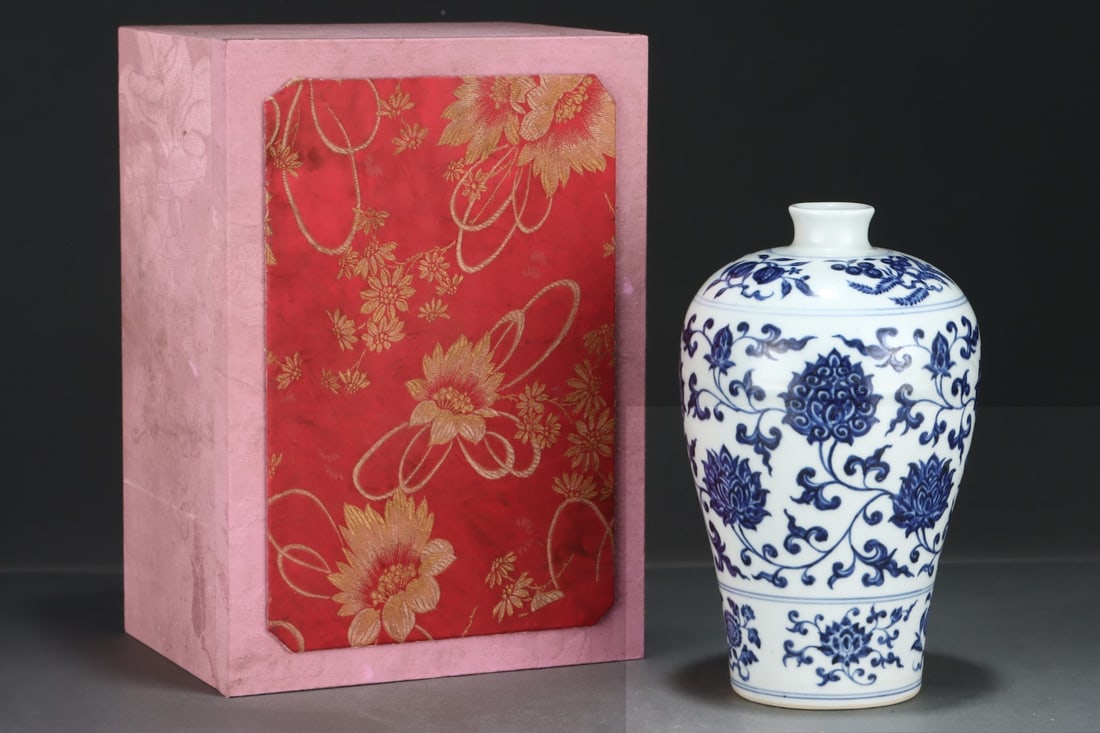 An Exquisite Blue and White Lotus Pattern Vase: An Exquisite Blue and White Lotus Pattern Vase,Ming Dynasty,China,Chenghua Six-Character Mark,Size:9.8inx6in 