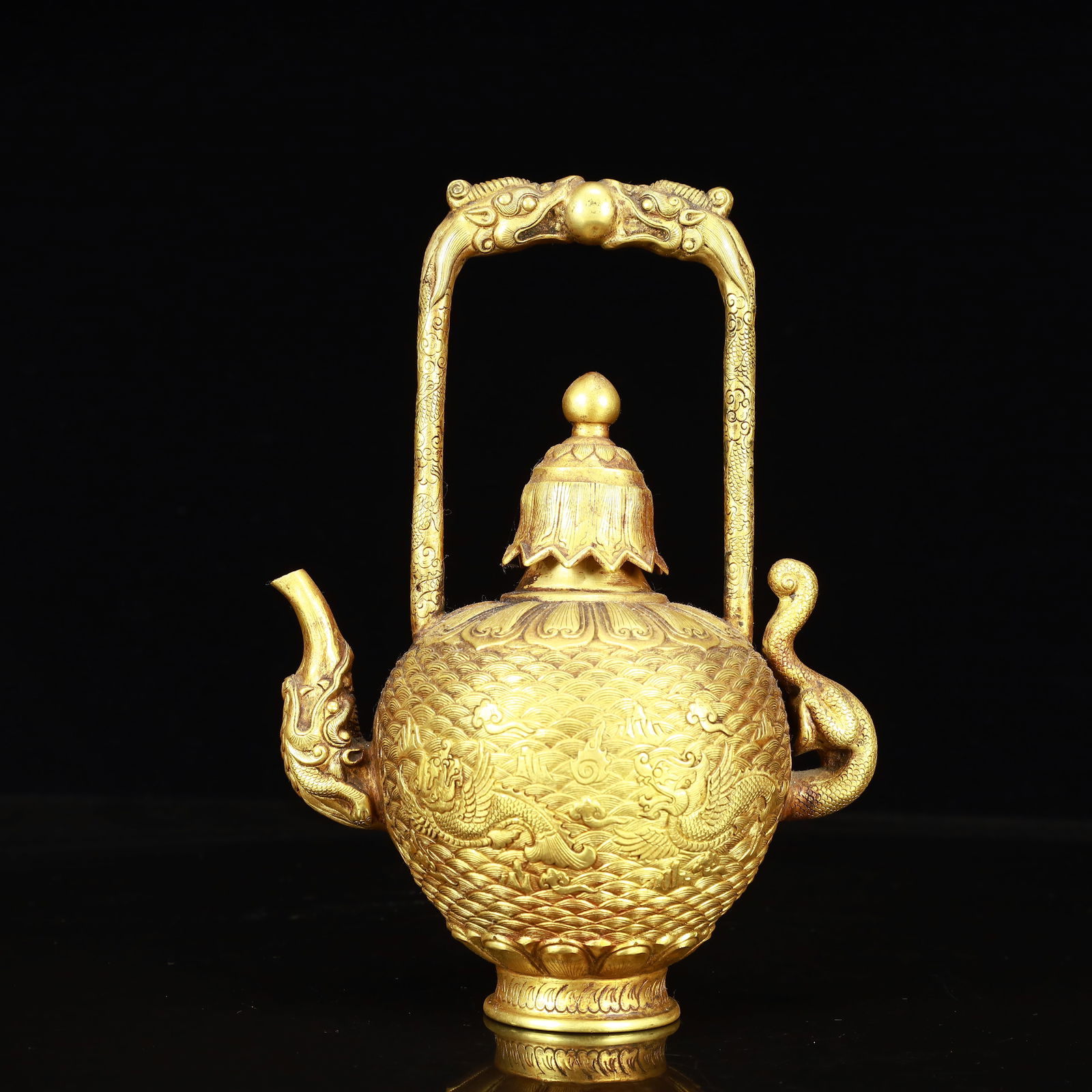 An Exquisite Gilt Bronze Dragon Pattern Ewer: An Exquisite Gilt Bronze Dragon Pattern Ewer ,Qing Dynasty, China,Size:5.9inx3.9inx7.9in,Weight:500g 铜鎏金龙纹提壶,中国清代