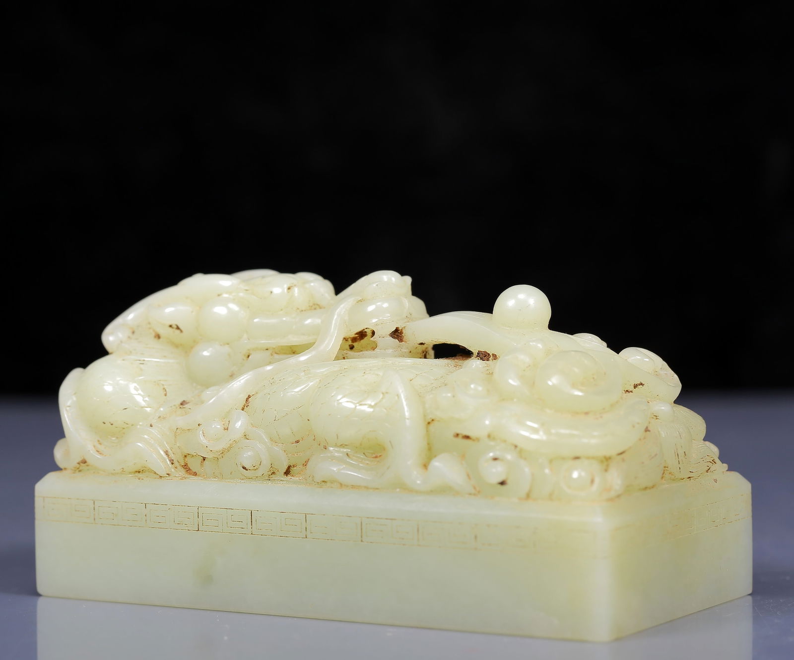An Exquisite White Jade Dragon Pattern Seal: An Exquisite White Jade Dragon Pattern Seal, Qing Dynasty, China,Size: 5.1inx2.8inx2.6in,Weight:1180g 白玉龙纹印章，清代