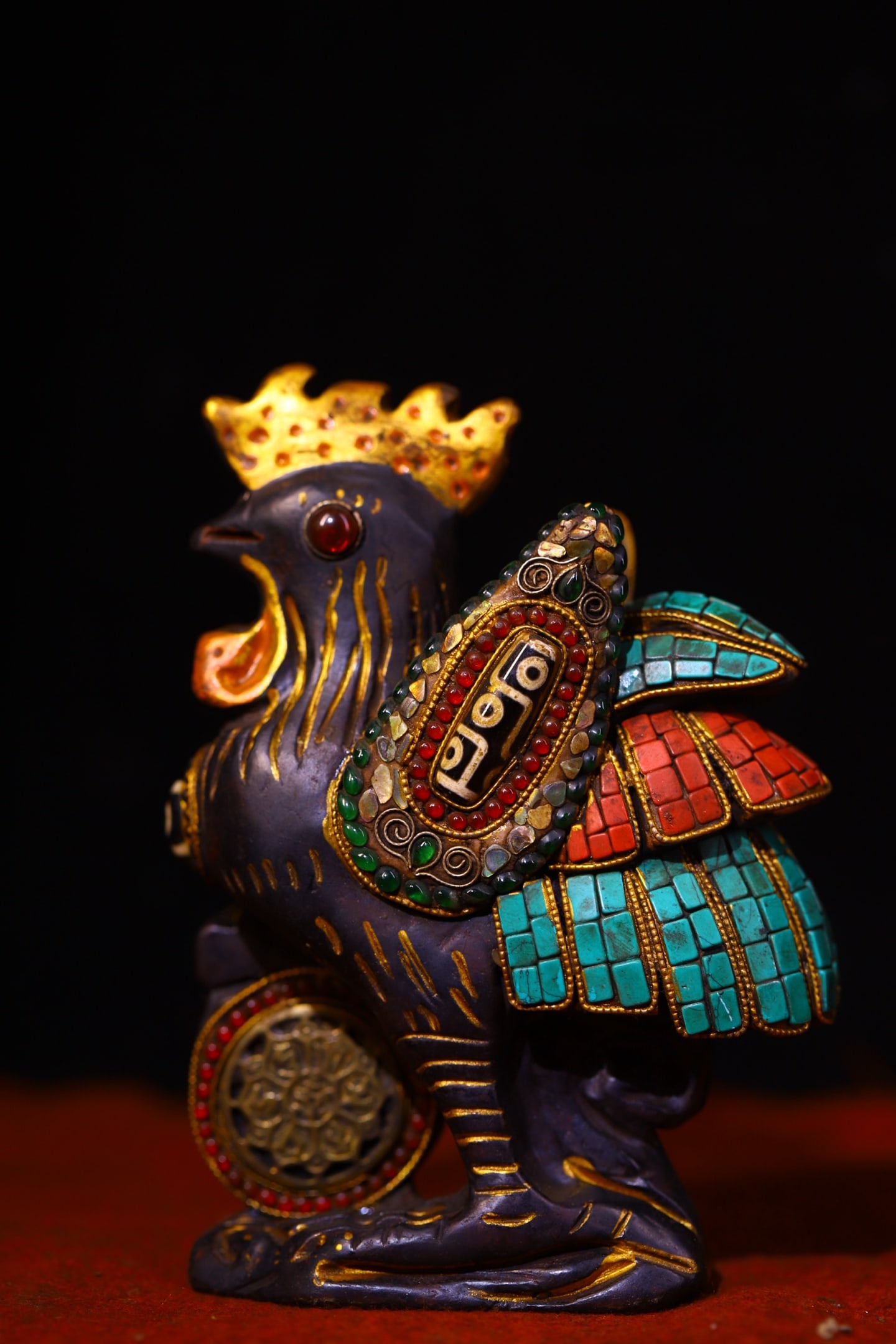 A Rare Meteorite Inlaid Dzi Bead and Turquoise Rooster Ornament: A Rare Meteorite Inlaid Dzi Bead and Turquoise Rooster Ornament,Size:6.3inx4.3in,Weight:1000g 陨石嵌天珠和绿松石公鸡摆件