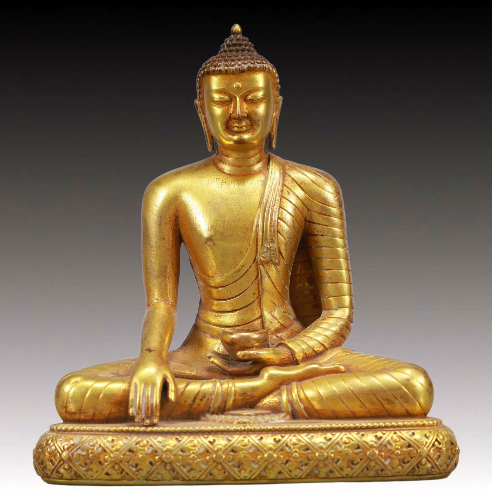 A Solemn Gilt Bronze Statue of Sakyamuni: A Solemn Gilt Bronze Statue of Sakyamuni,Qing Dynasty, China,Size:4.7inx2.8inx5.1in,Weight:800g 铜鎏金如来像,中国清代