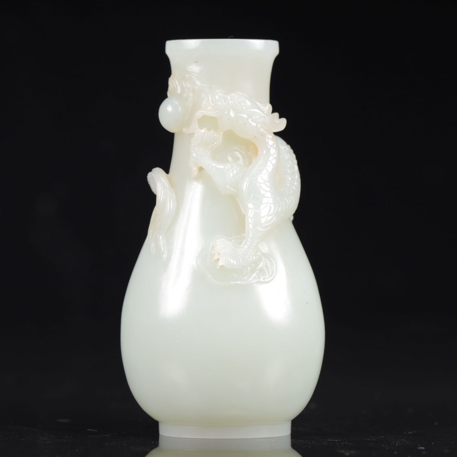 An Exquisite White Jade Dragon Pattern Snuff Bottle (1 of 10)