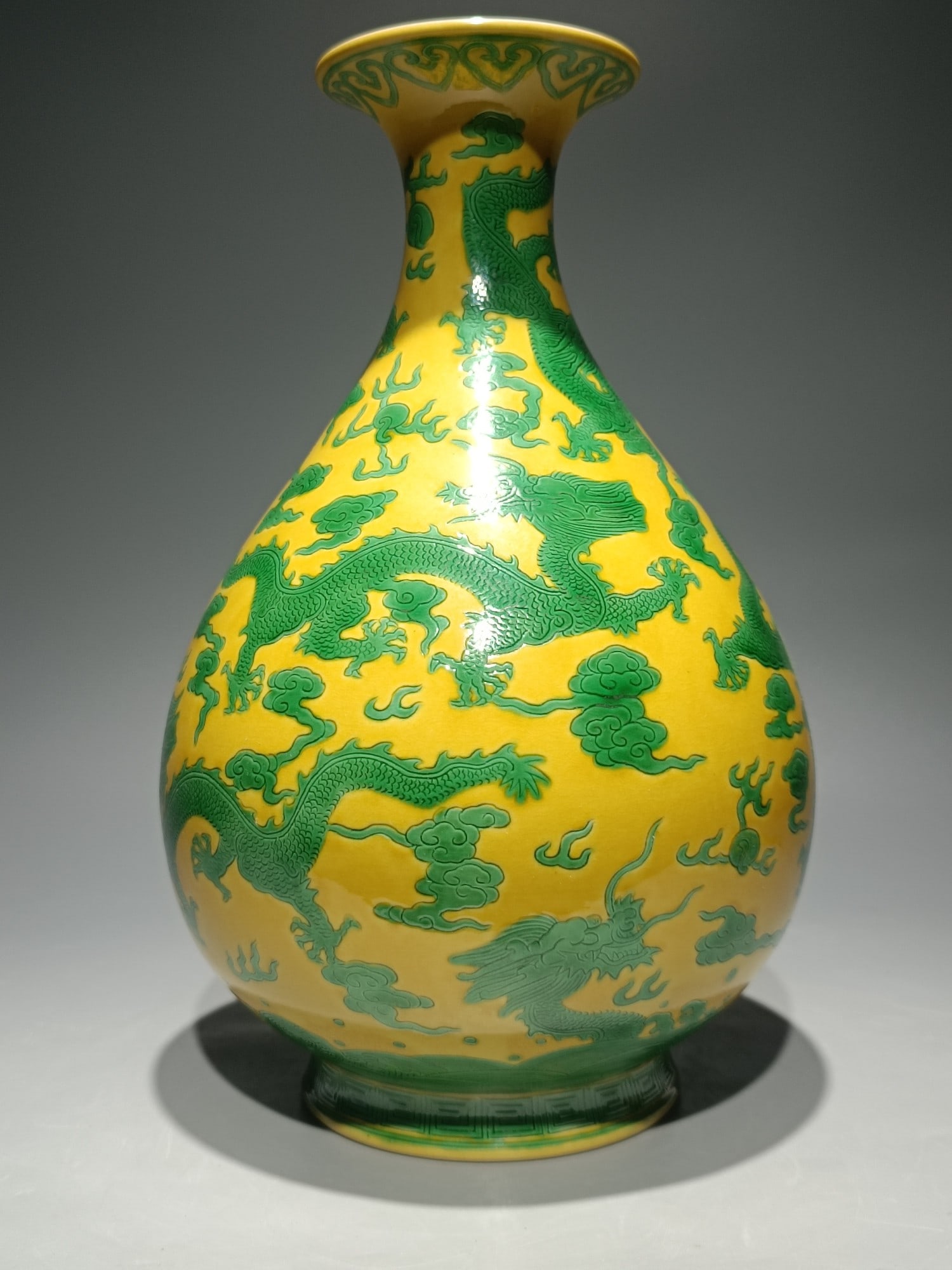 An Exquisite Biscuit Auspicious Cloud and Dragon Pattern Vase - 4