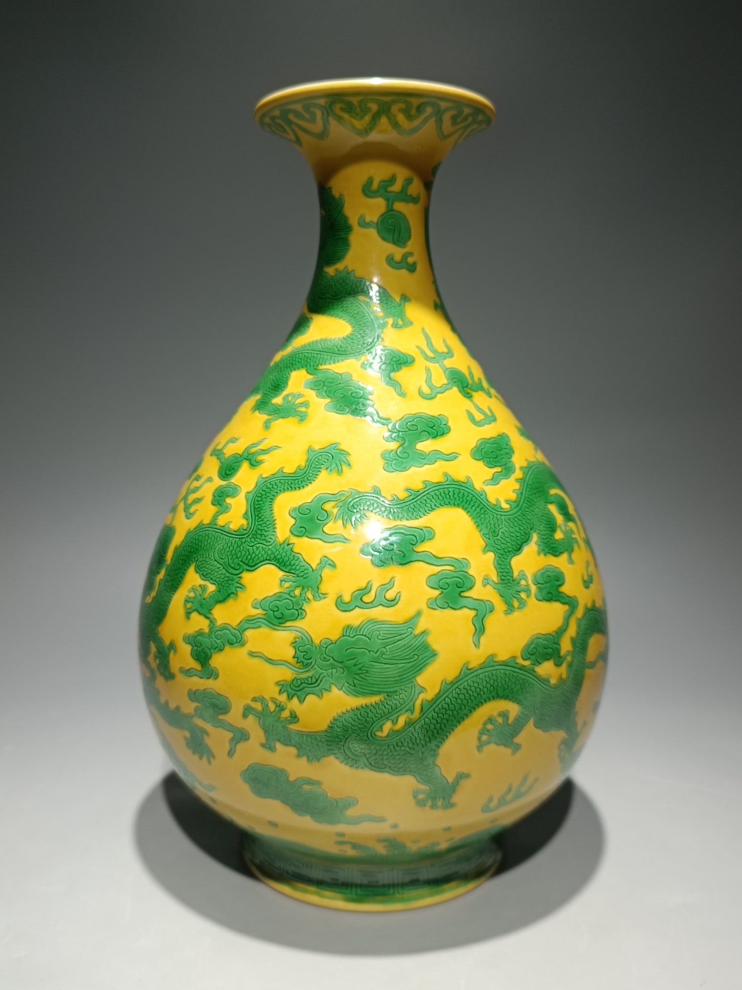 An Exquisite Biscuit Auspicious Cloud and Dragon Pattern Vase - 5