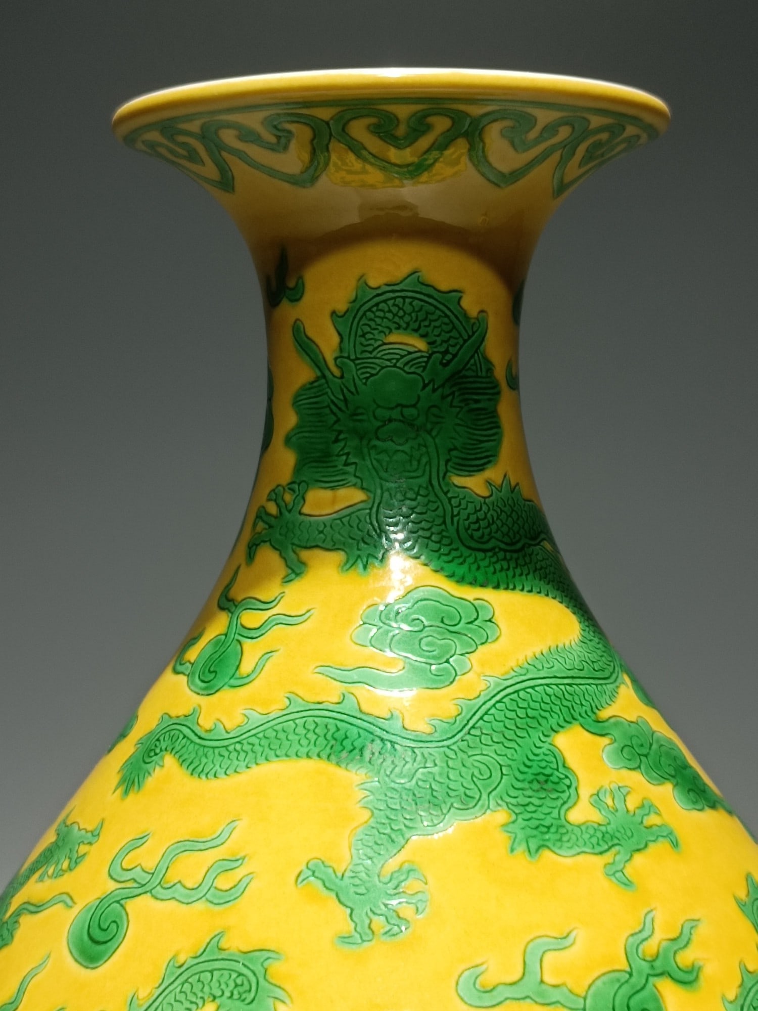 An Exquisite Biscuit Auspicious Cloud and Dragon Pattern Vase - 6