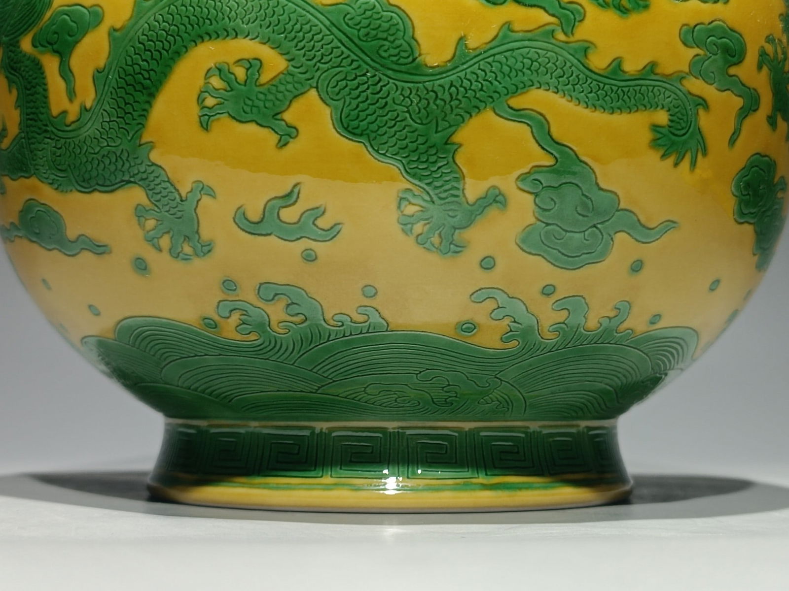 An Exquisite Biscuit Auspicious Cloud and Dragon Pattern Vase - 8