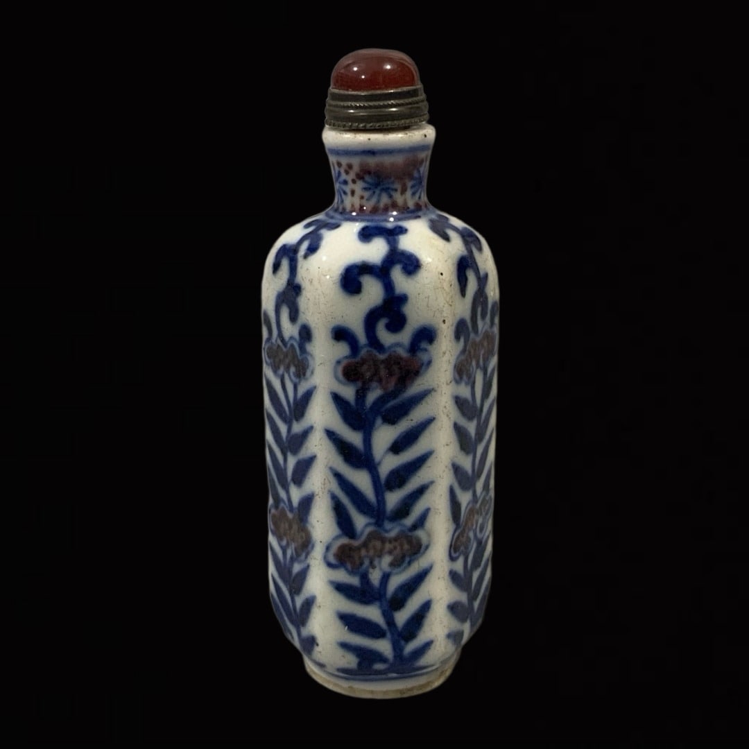 An Exquisite Blue and White Underglaze-Red Flower Pattern Snuff Bottle: An Exquisite Blue and White Underglaze-Red Flower Pattern Snuff Bottle,Qing Dynasty,China,Size:3.3inx1.2in
