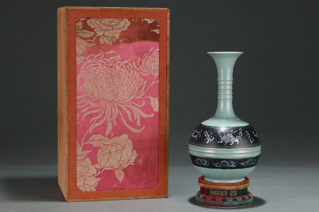 An Exquisite Ru yao Auspicious Beast Pattern Vase: An Exquisite Ru yao Auspicious Beast Pattern Vase,Size:10.8inx6.1in,Song Dynasty,China,with Mark 汝窑瑞兽纹瓶,中国宋代,带款