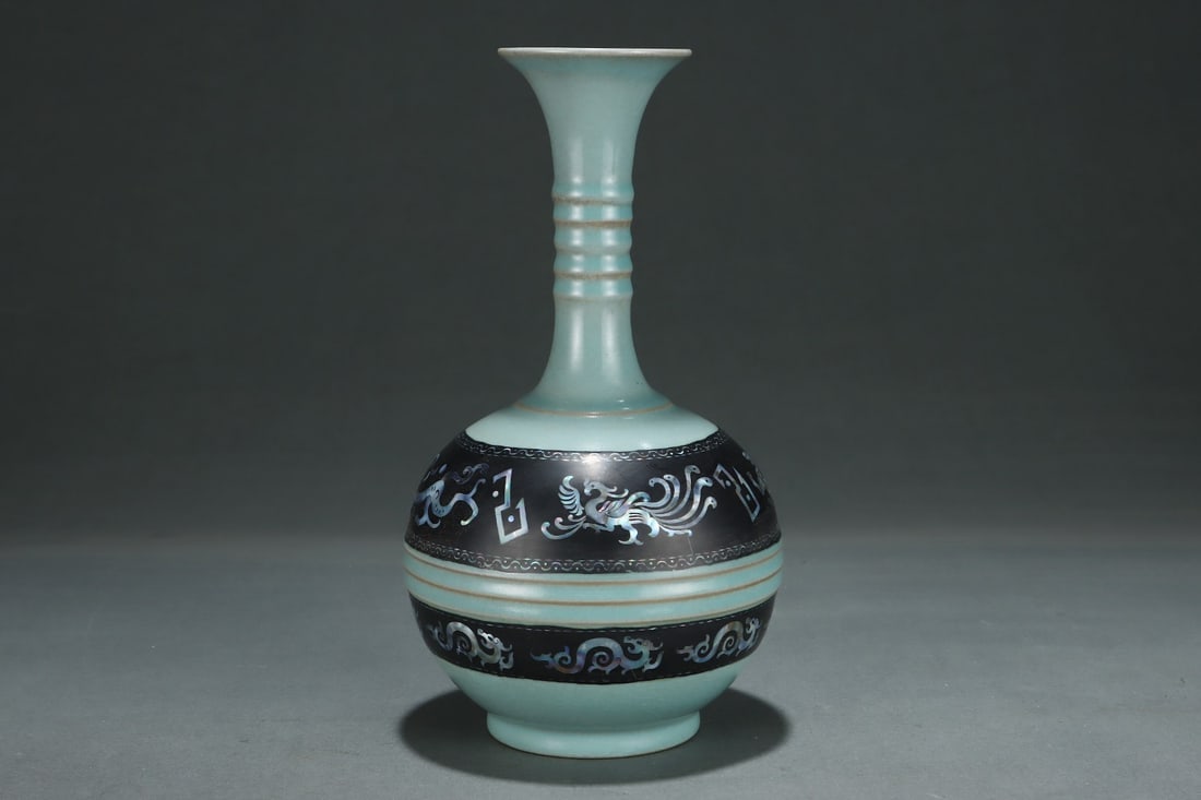 An Exquisite Ru yao Auspicious Beast Pattern Vase - 3