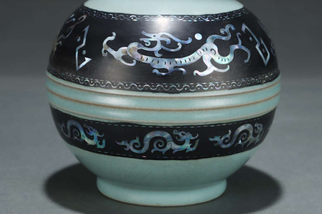 An Exquisite Ru yao Auspicious Beast Pattern Vase - 5