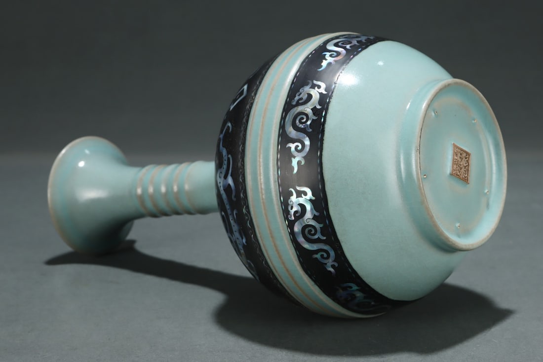 An Exquisite Ru yao Auspicious Beast Pattern Vase - 7