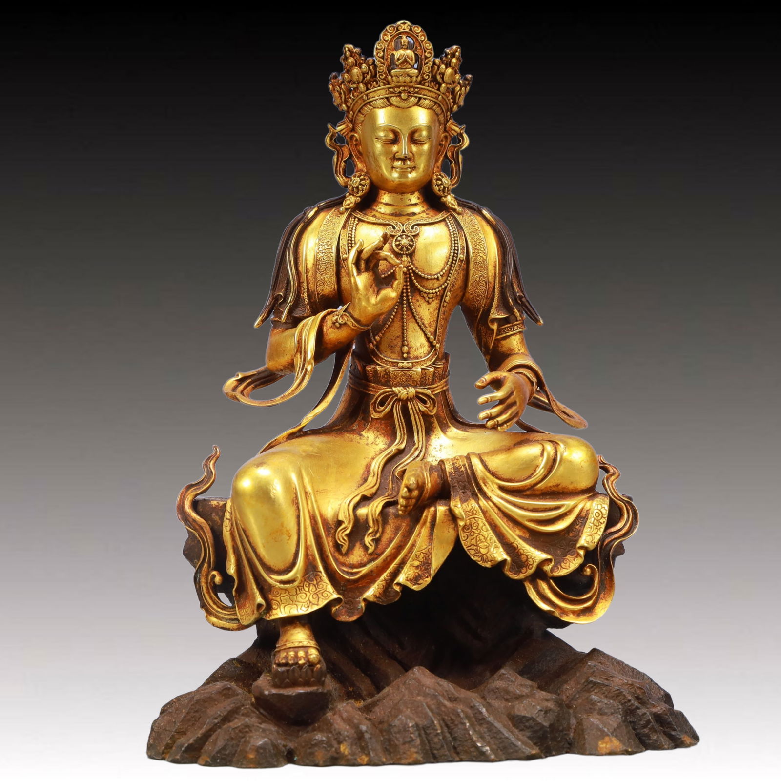A Solemn Gilt Bronze Statue of Avalokitesvara: A Solemn Gilt Bronze Statue of Avalokitesvara,Ming Dynasty, China,Yongle Six-character Mark,Size:5.3inx3.5inx7.5in,Weight:2350g 