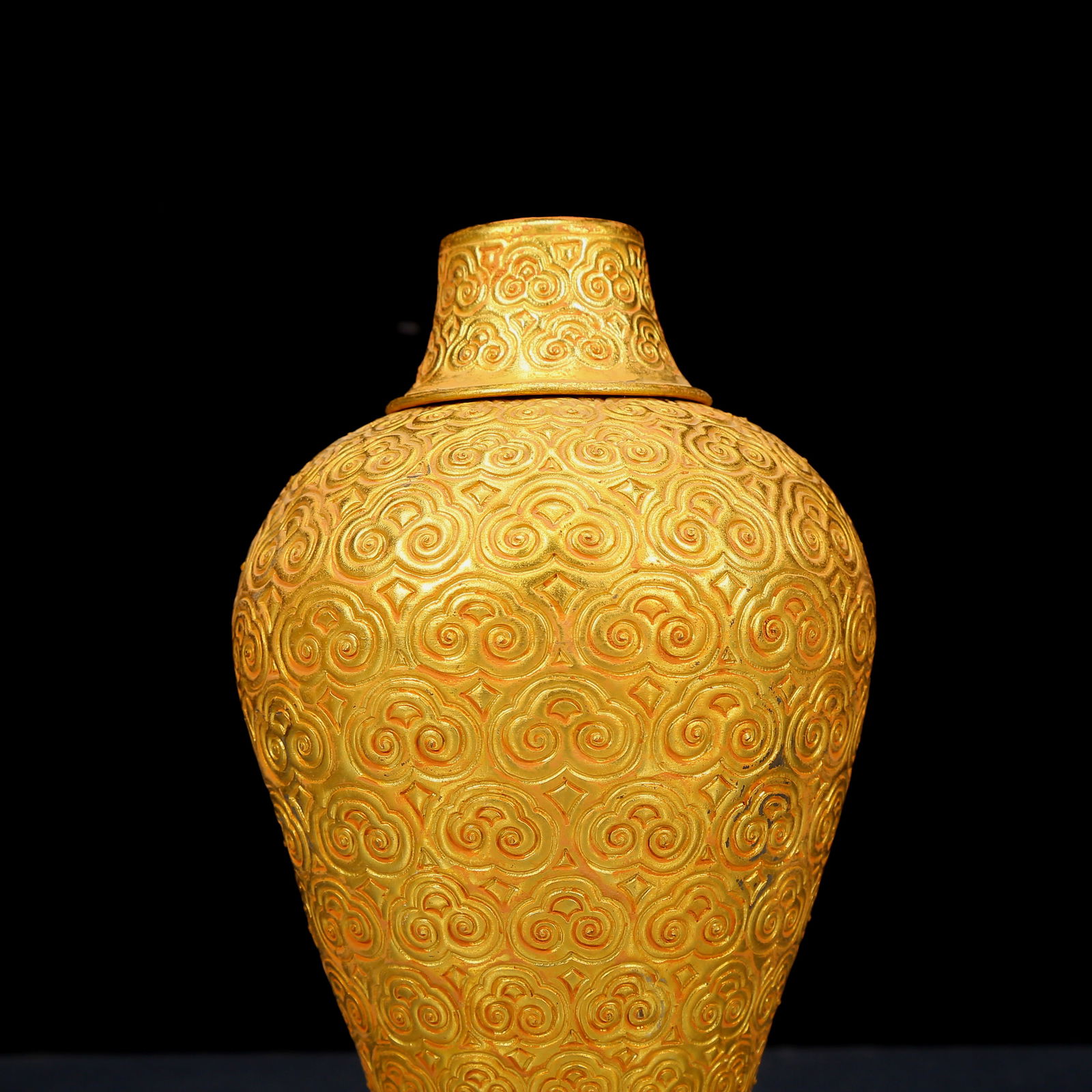 An Exquisite Gilt Bronze Auspicious Cloud Pattern Vase - 2