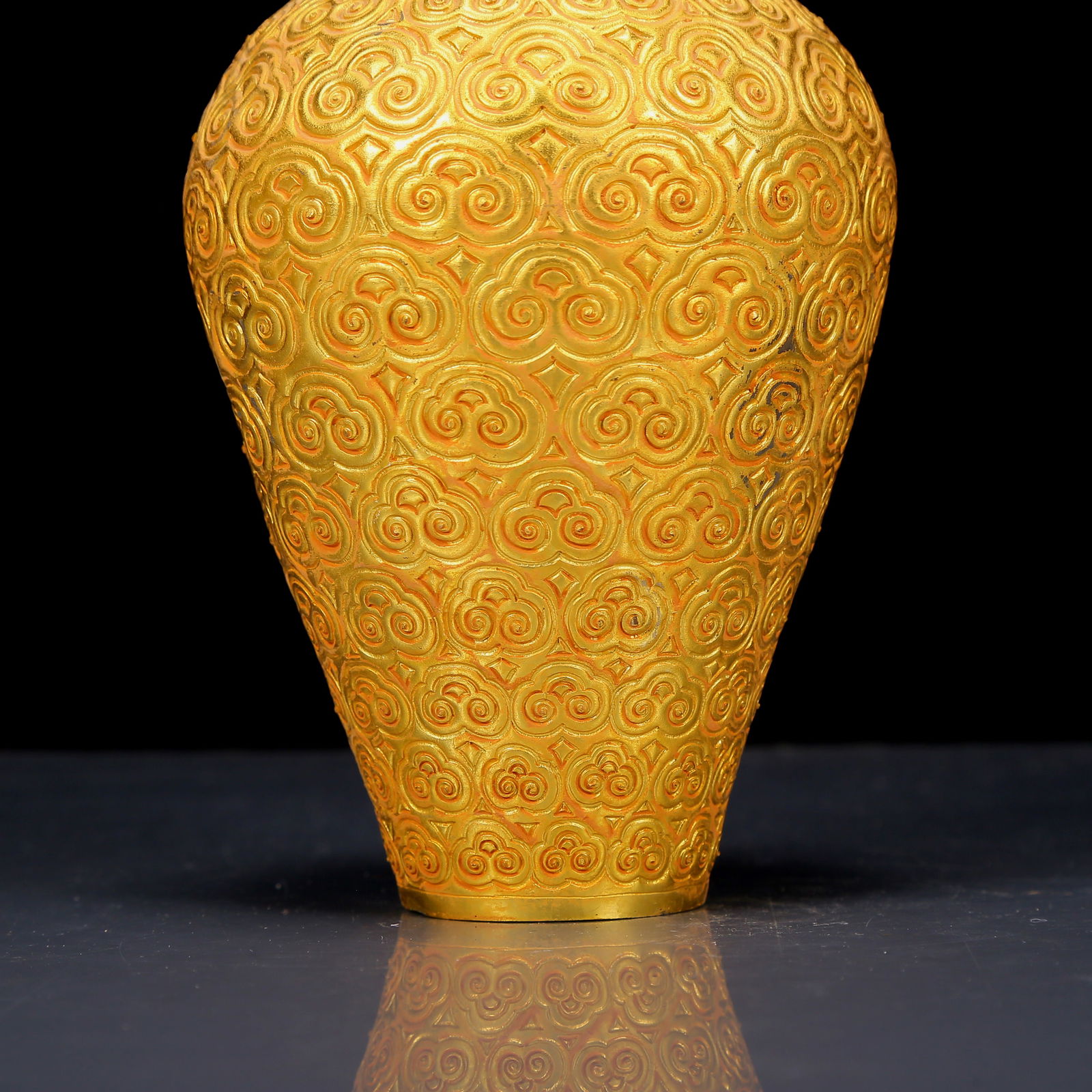 An Exquisite Gilt Bronze Auspicious Cloud Pattern Vase - 3