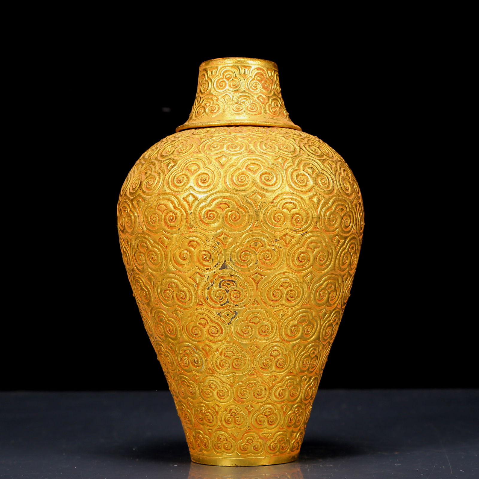 An Exquisite Gilt Bronze Auspicious Cloud Pattern Vase - 4