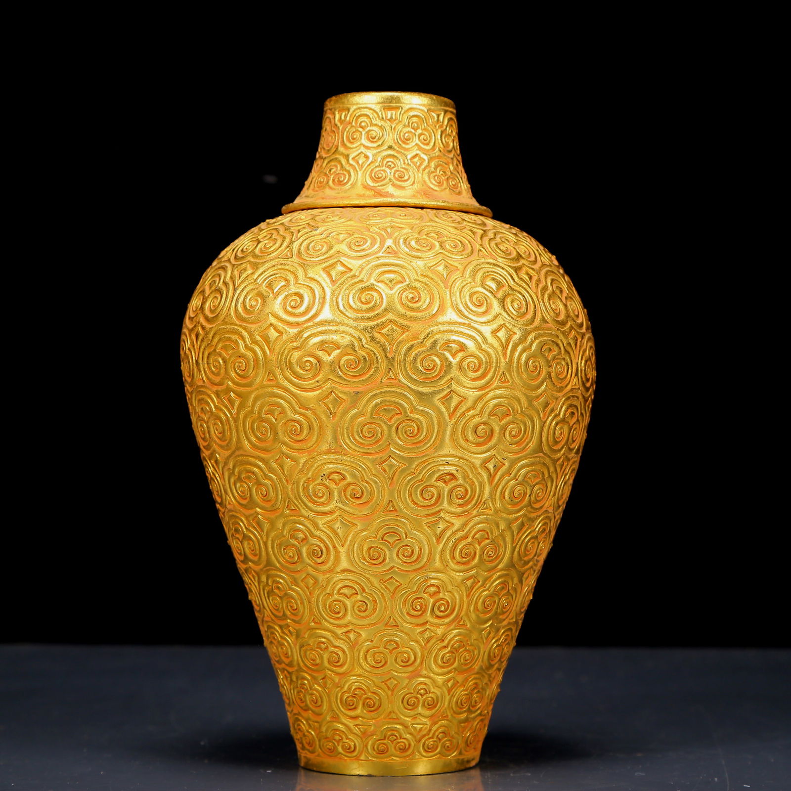 An Exquisite Gilt Bronze Auspicious Cloud Pattern Vase - 5