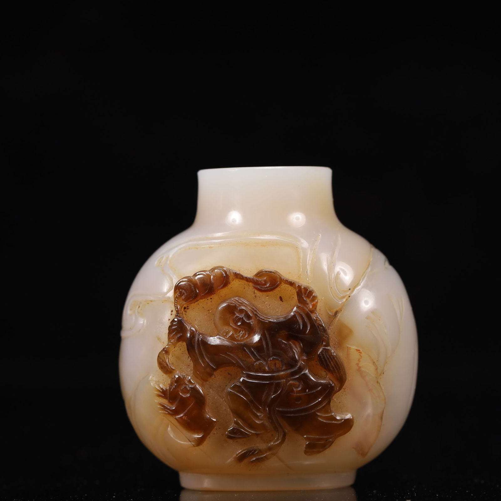 An Exquisite Agate Figure and Golden Toad Pattern Snuff Bottle: An Exquisite Agate Figure and Golden Toad Pattern Snuff Bottle,Qing Dynasty, China,Size:2inx1.2inx2.4in,Weight:77g 